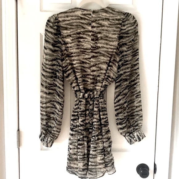 NWOT Express Animal Print Wrap Romper, Long Sleeves, V-Neck, NEVER WORN Size Sm. - Picture 3 of 11